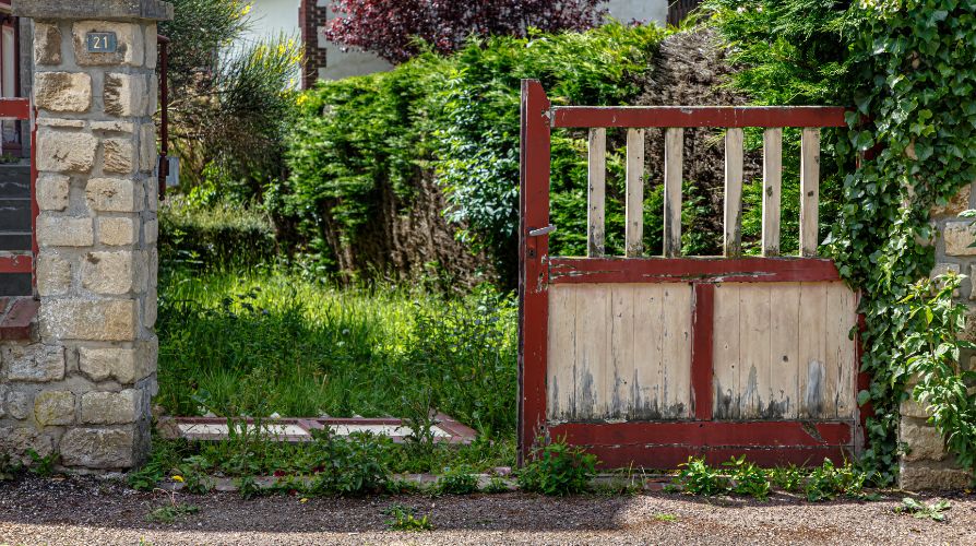 How to Prevent Gate Sag With the Right Hinges